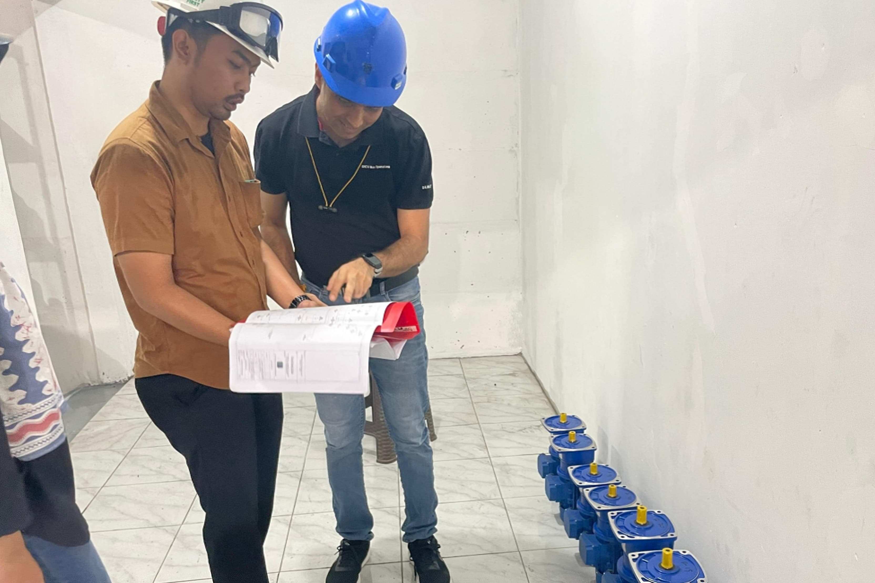 Tim YSI meninjau rencana proyek di lokasi