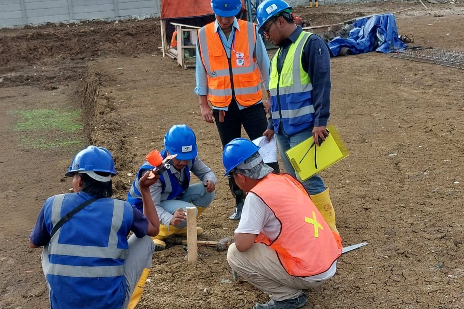 Tim YSI Water Solutions melakukan survei lapangan bersama di lokasi proyek