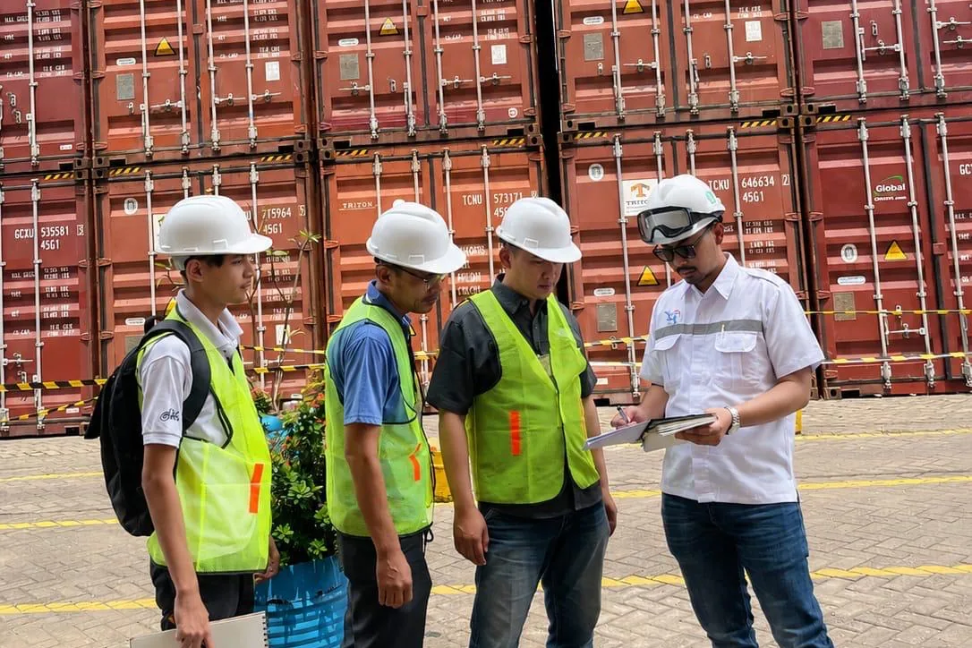 Engineer YSI Water Solutions berdiskusi dengan tim klien saat survei lokasi proyek