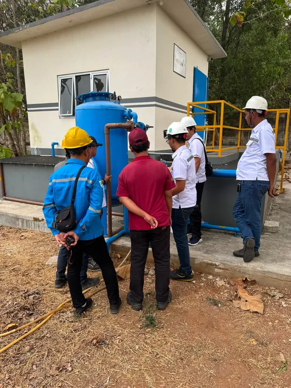 Inspeksi unit filter Recycle System bersama tim