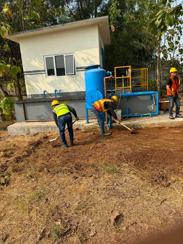Pengerjaan konstruksi area Recycle System di lokasi klien