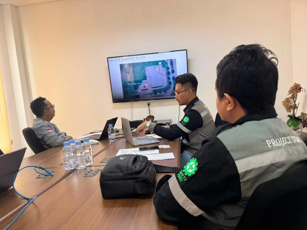 Tim proyek YSI Water Solutions dalam rapat teknis membahas layout instalasi
