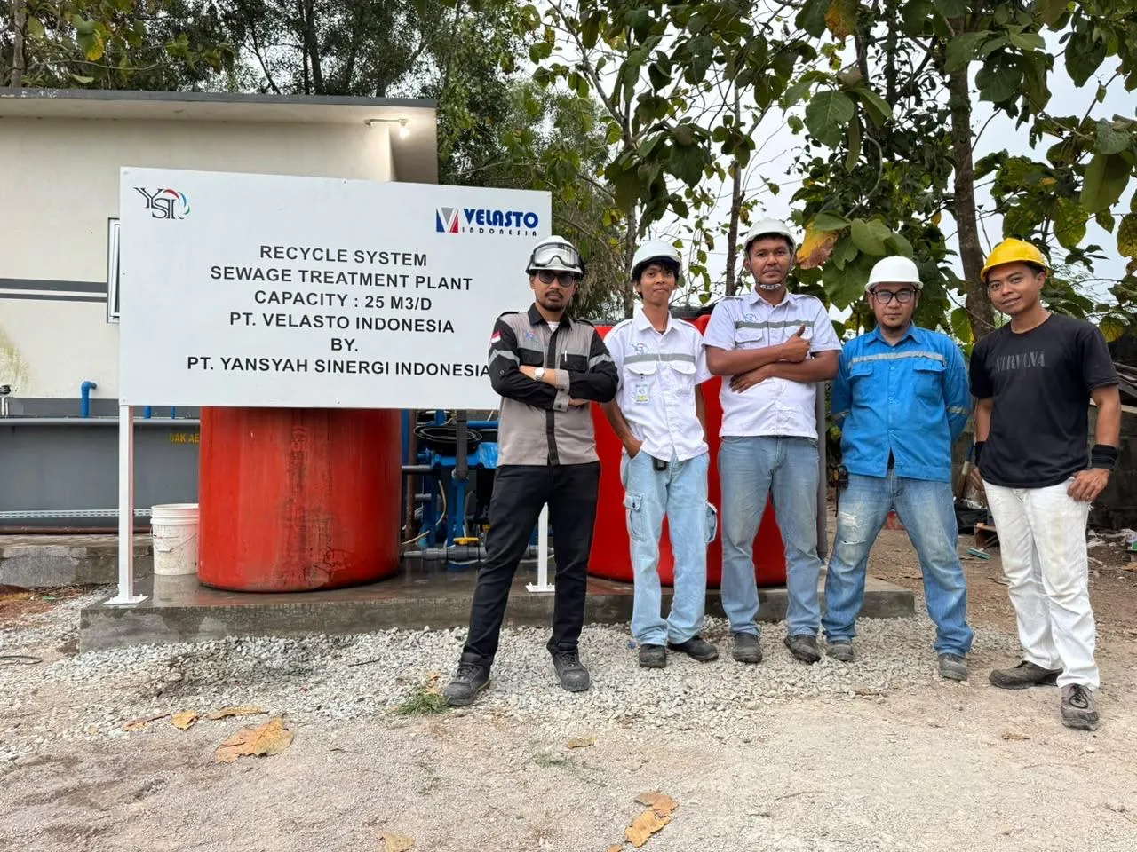 Tim YSI Water Solutions di depan Recycle System STP 25 m³/hari PT Velasto Indonesia